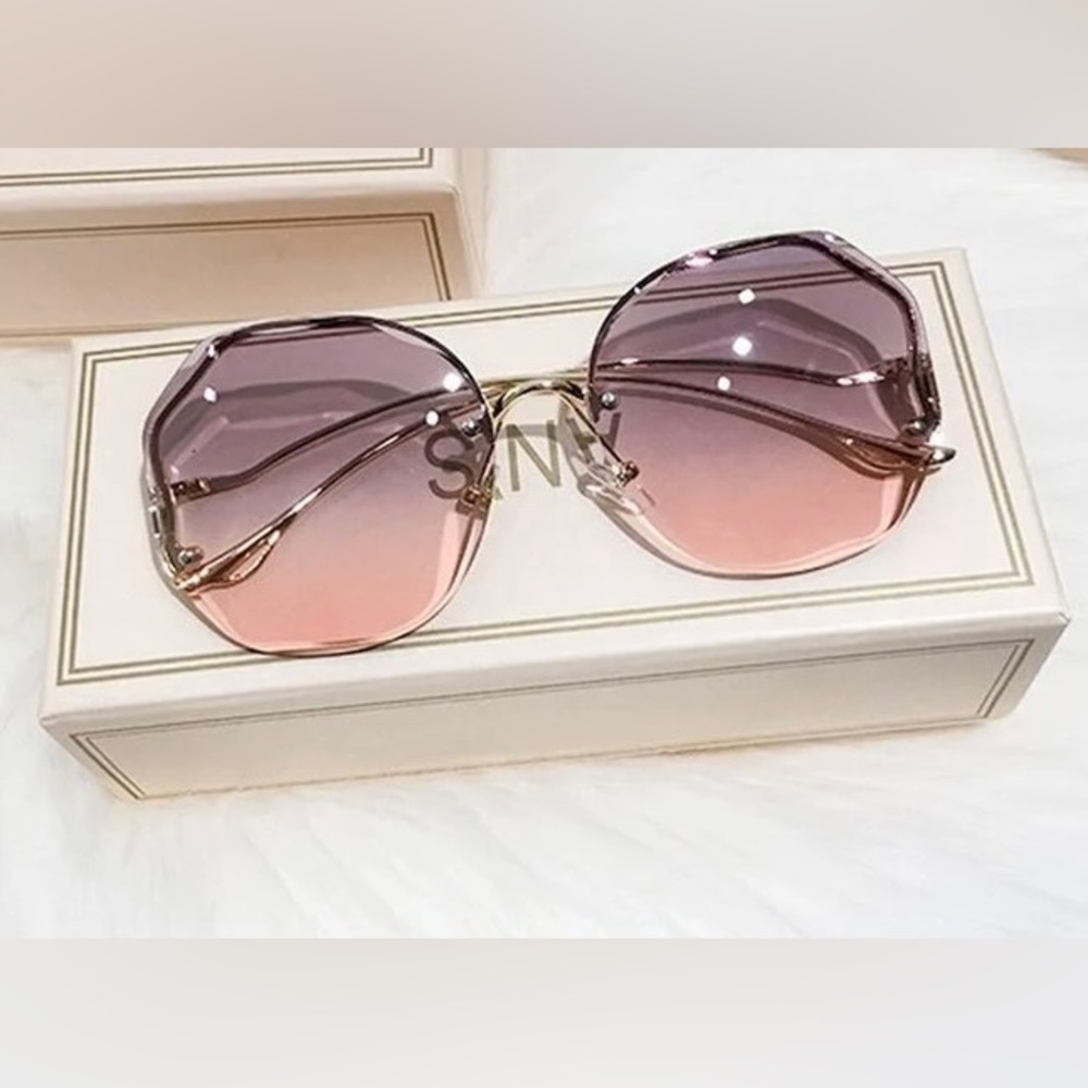 Vintage Style Oversized Square Sunglasses. UV 400 protection and Metal F…